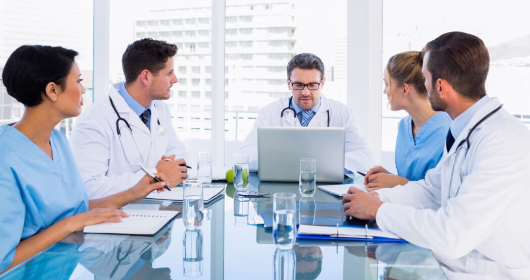 Equipe conversando para coordenar o atendimento em saúde